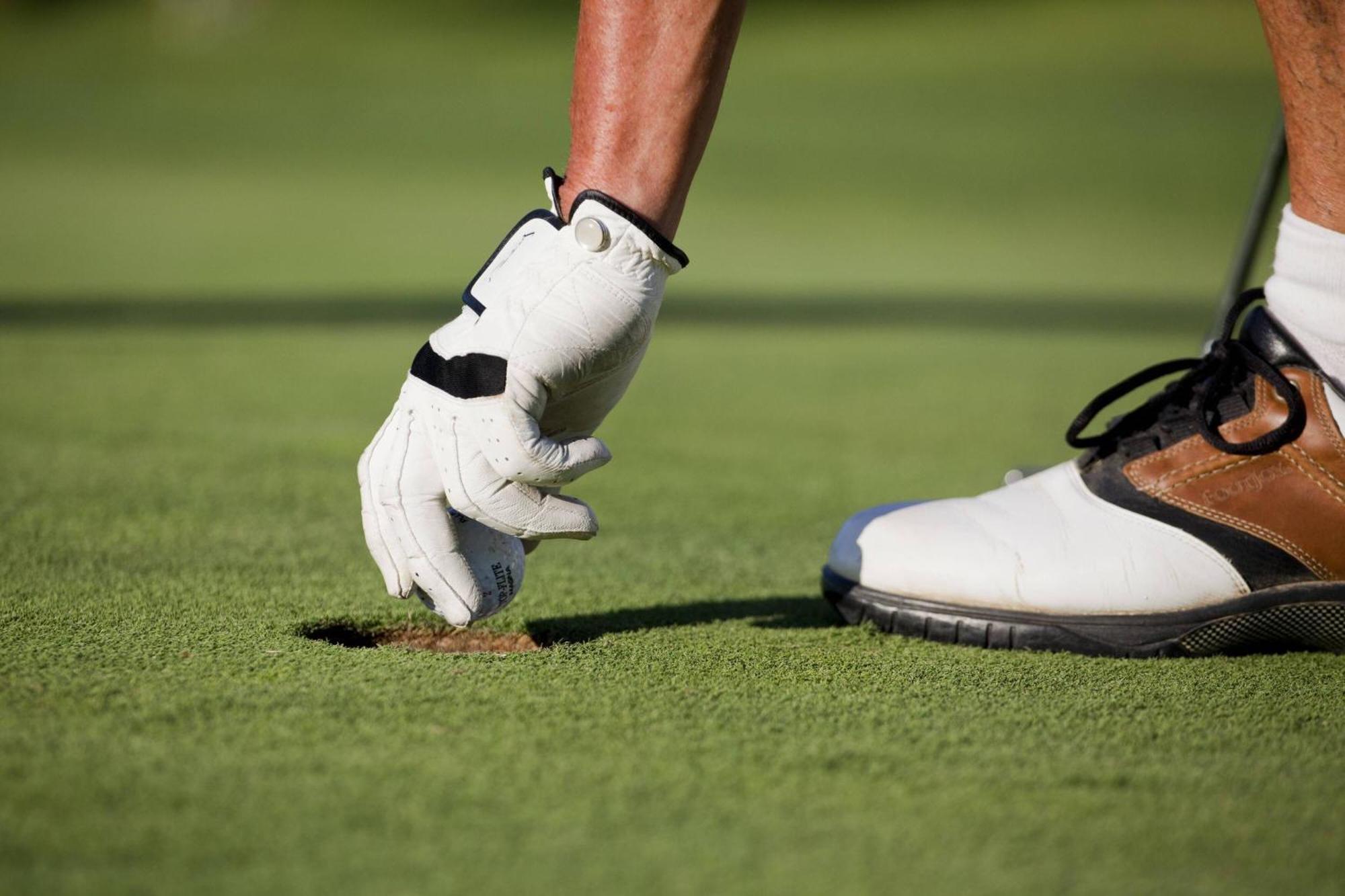Denia Marriott La Sella Golf Resort & Spa Exterior photo A player marks his ball